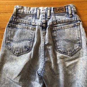 CUTE HIGH WAISTED LEE MOM JEANS; 25/26